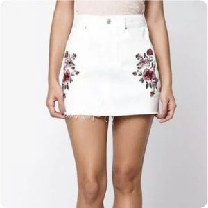 PacSun White Denim Skirt Size 27 Raw Hem Jean Floral Red Embroidery Boho EUC